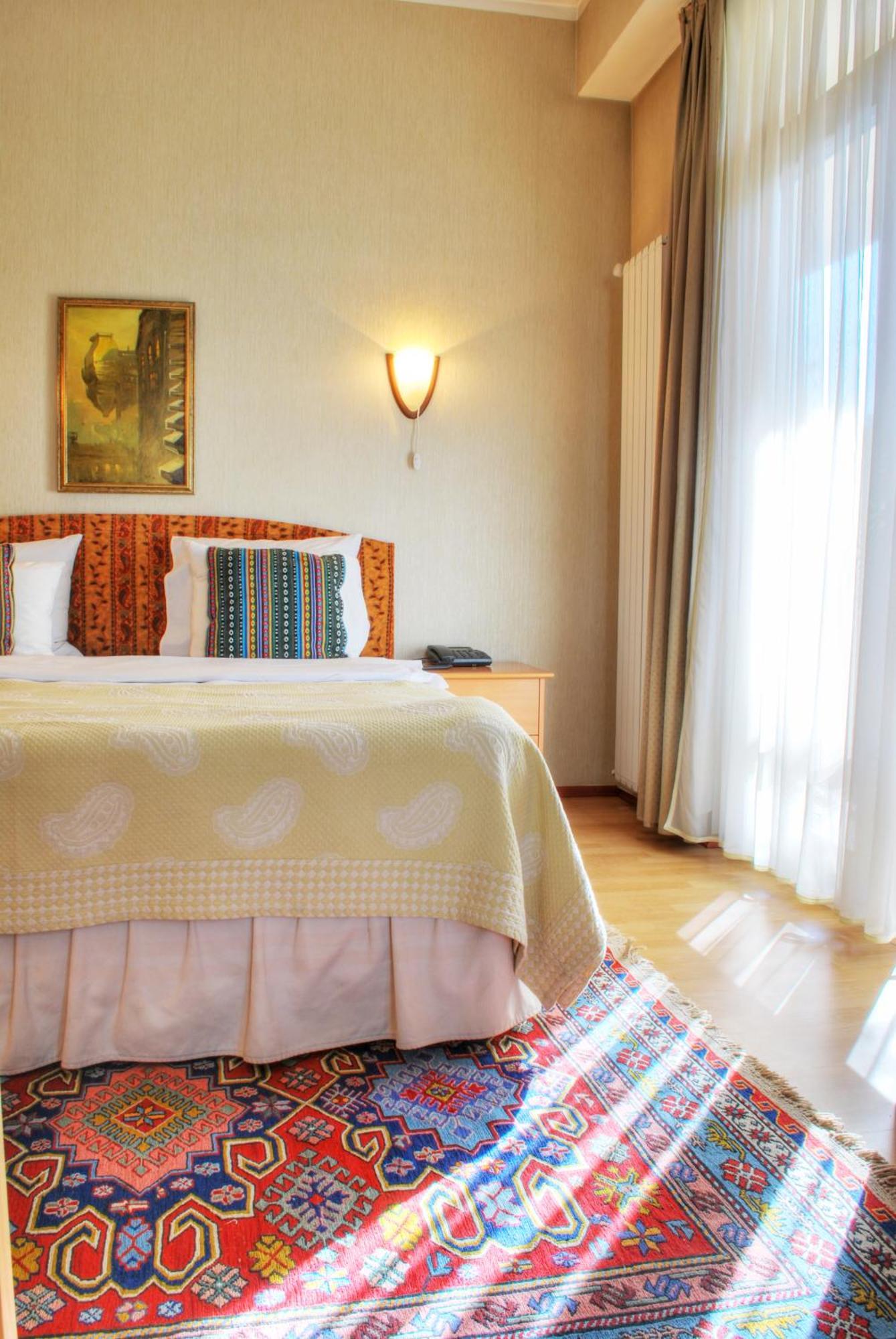 Urban Lodge Hotel Rooms And Suits Tbilisi ภายนอก รูปภาพ