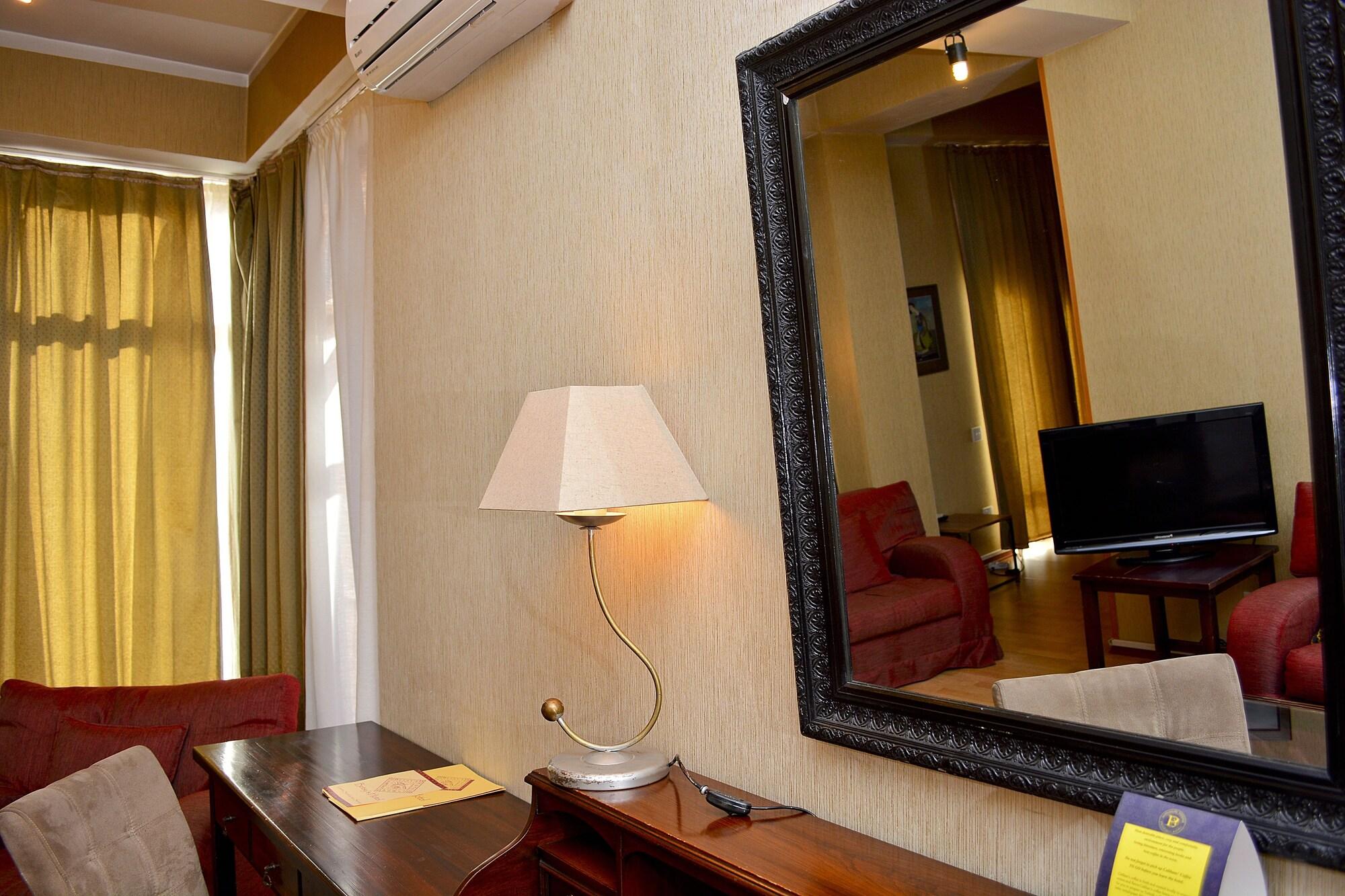 Urban Lodge Hotel Rooms And Suits Tbilisi ภายนอก รูปภาพ