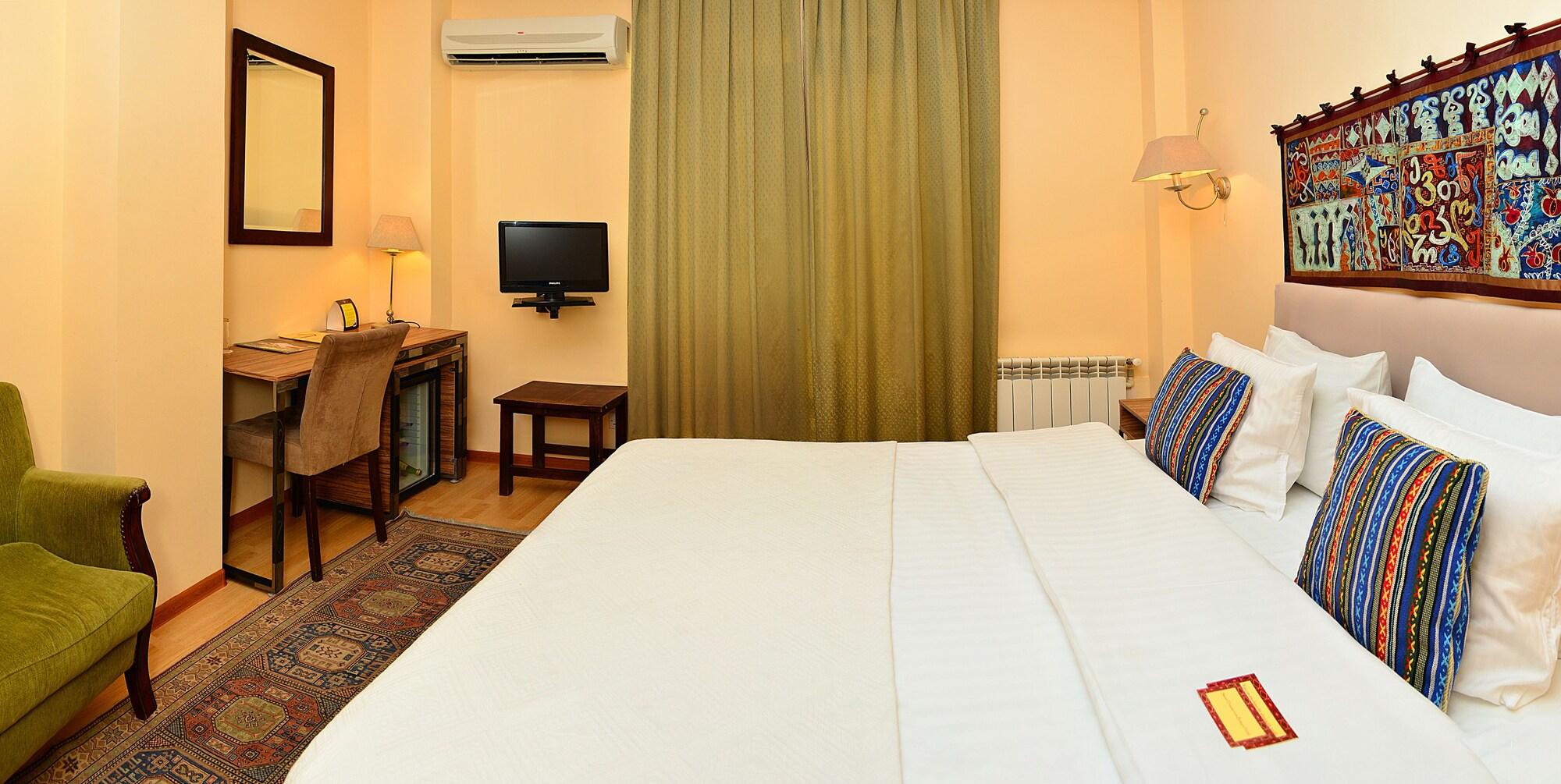 Urban Lodge Hotel Rooms And Suits Tbilisi ภายนอก รูปภาพ