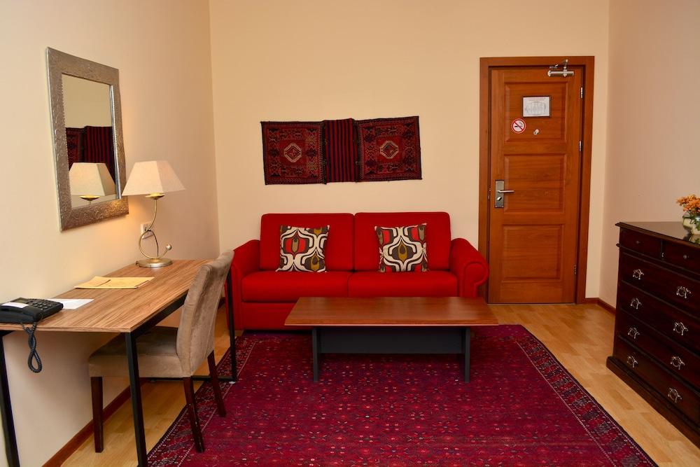 Urban Lodge Hotel Rooms And Suits Tbilisi ภายนอก รูปภาพ