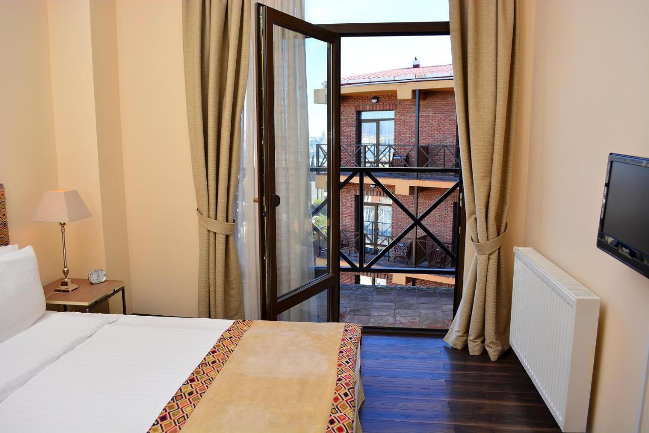 Urban Lodge Hotel Rooms And Suits Tbilisi ภายนอก รูปภาพ