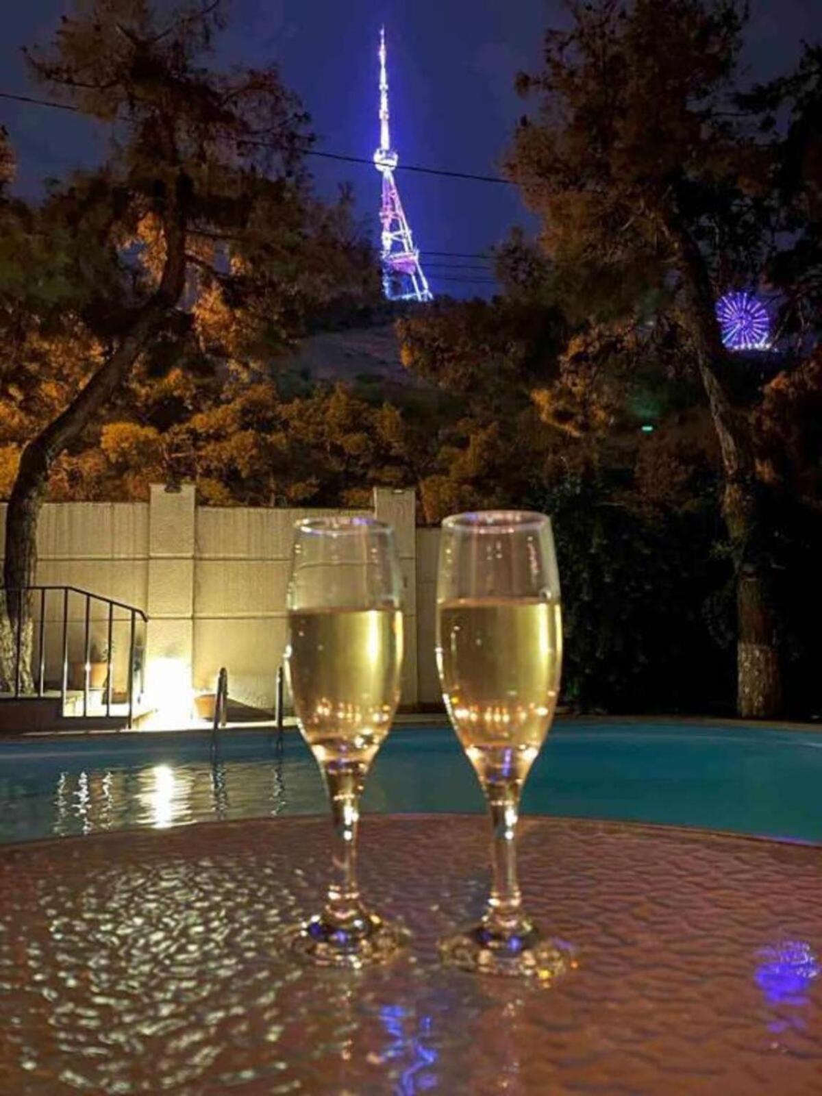 Urban Lodge Hotel Rooms And Suits Tbilisi ภายนอก รูปภาพ
