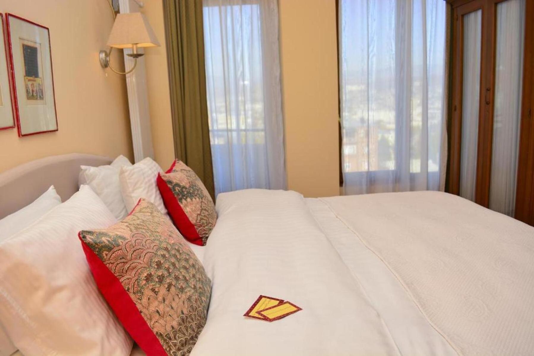 Urban Lodge Hotel Rooms And Suits Tbilisi ภายนอก รูปภาพ