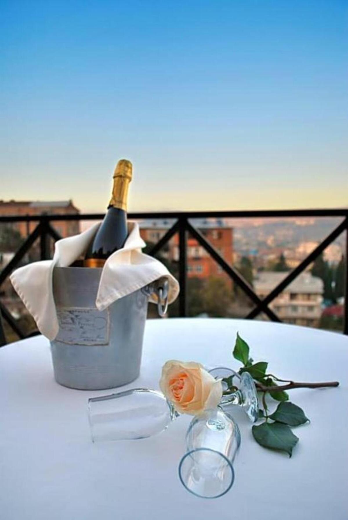 Urban Lodge Hotel Rooms And Suits Tbilisi ภายนอก รูปภาพ