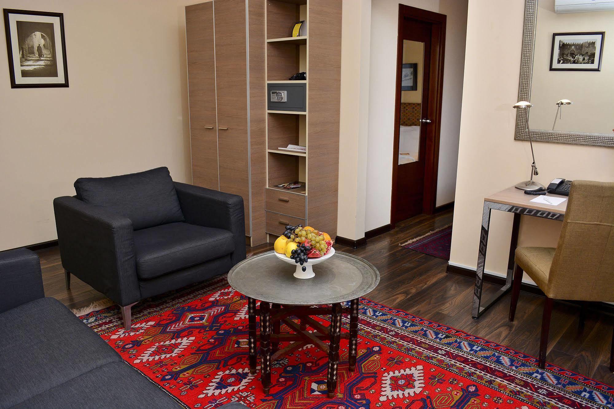 Urban Lodge Hotel Rooms And Suits Tbilisi ภายนอก รูปภาพ